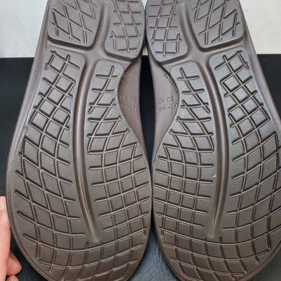 OOFOS Sandles - Picture 6 of 7